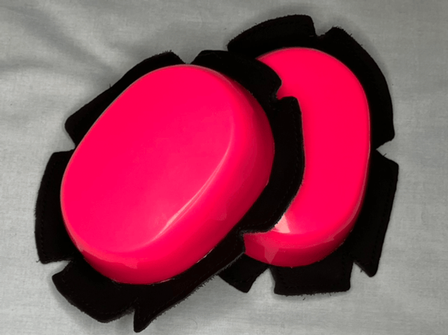 Fluo pink knee sliders 
